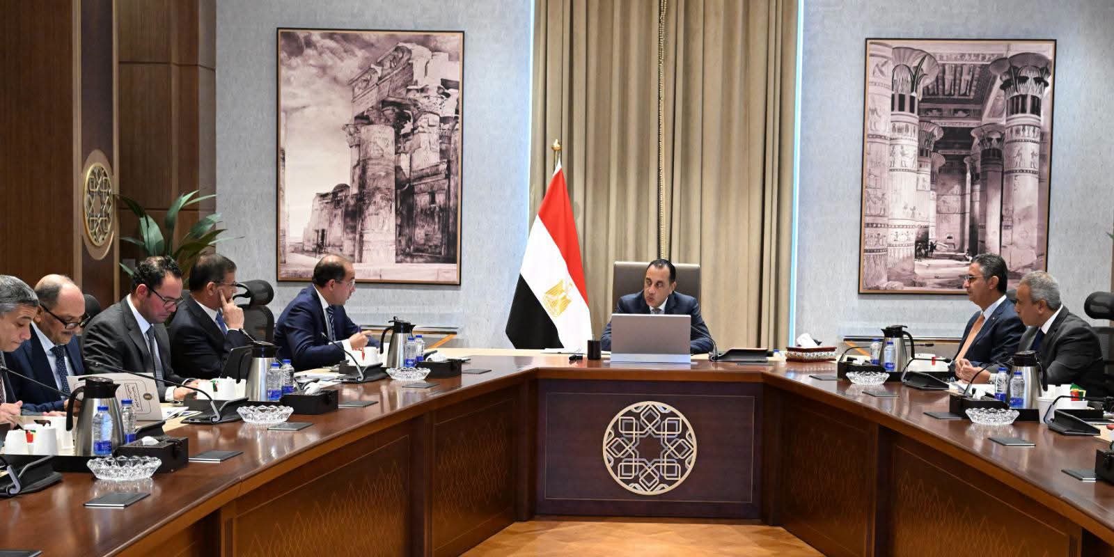 رئيس الوزراء يتابع موقف سداد مستحقات محصول قصب السكر للمزارعين ويناقش أسعار توريد السلع الاستراتيجية