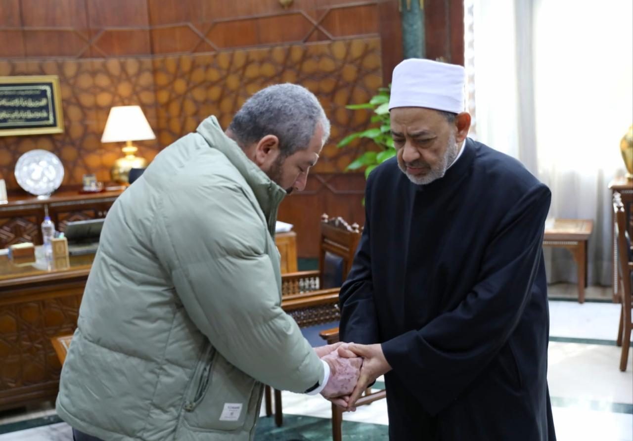 شيخ الأزهر يستقبل أسرتي طالبي معهد دنوشر المتوفيين.. ويؤكد: «الأزهر كله حزين لوفاة نجليكما.. قلوبنا مملوءة بالحزن والأسى