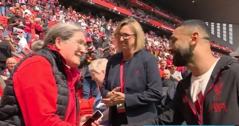 محمد صلاح مع جماهير ليفربول
