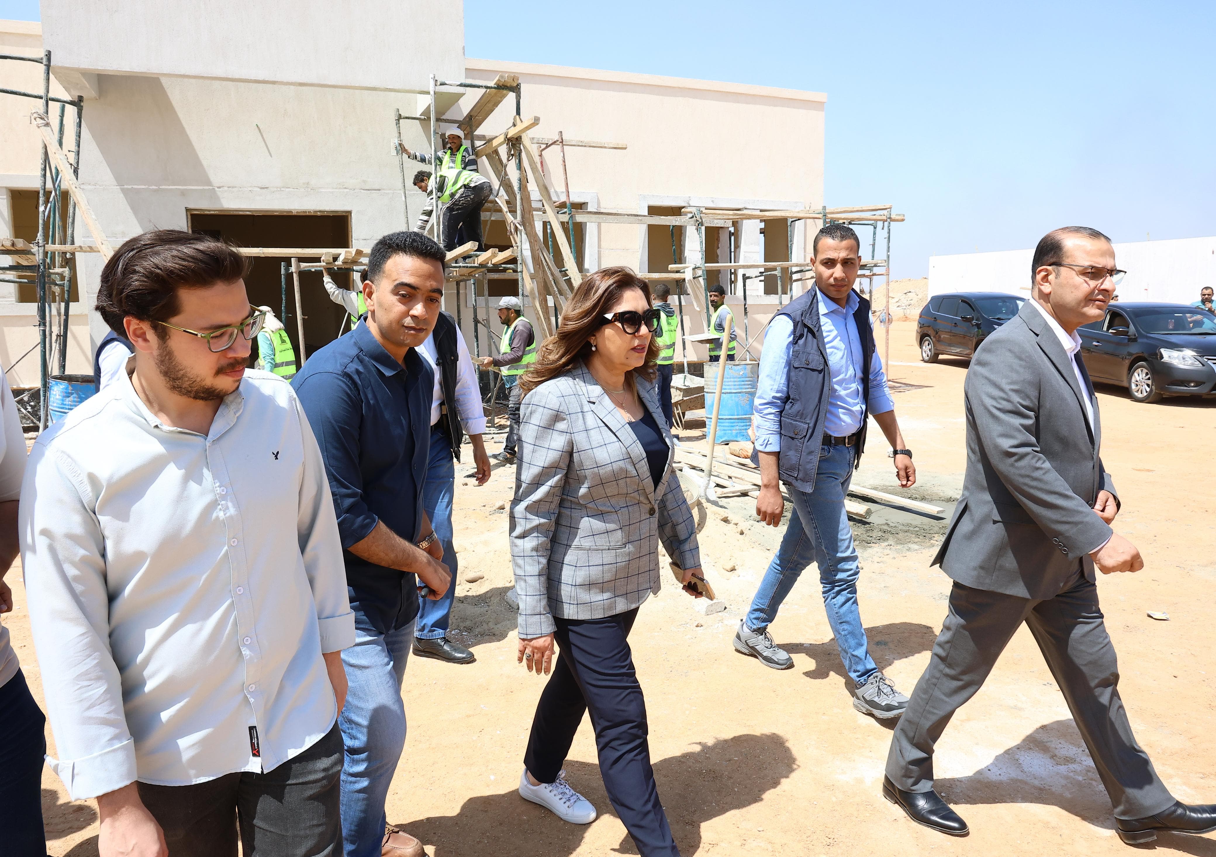 وزيرة التنمية المحلية والبيئة تتفقد مشروع وحدة احتجاز المضبوطات ومركبات التكهين بالخانكة في القليوبية