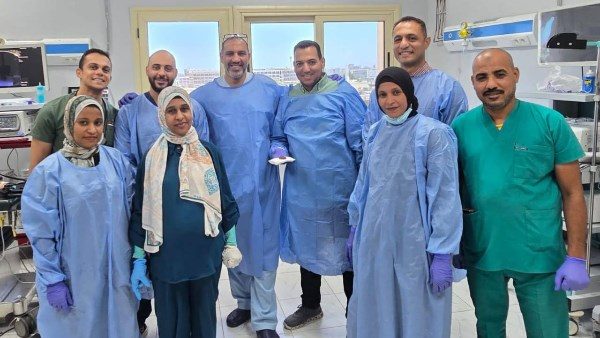 إجراء عملية جراحية بمستشفي قنا الجامعي