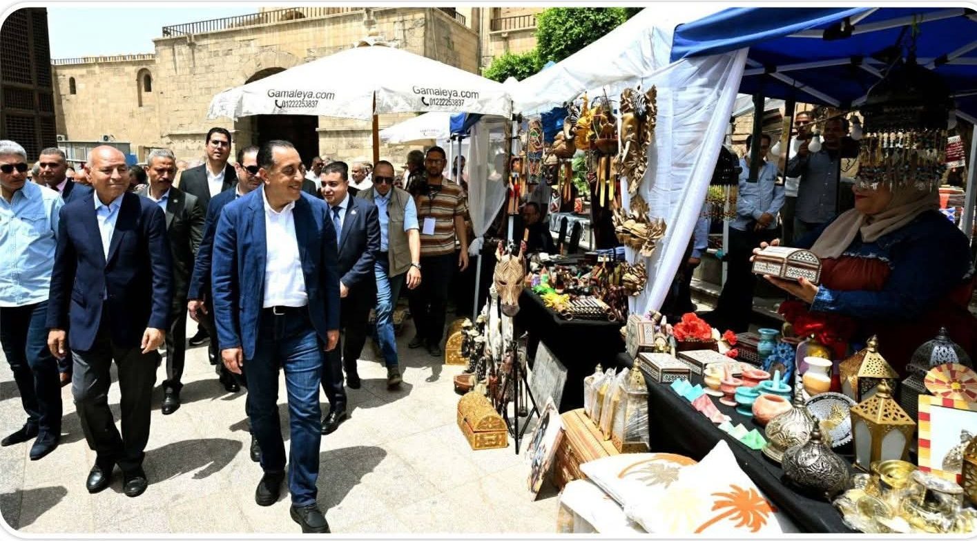 الدكتور مصطفى مدبولي رئيس الوزراء حوارا مع عدد من العارضين والحرفيين