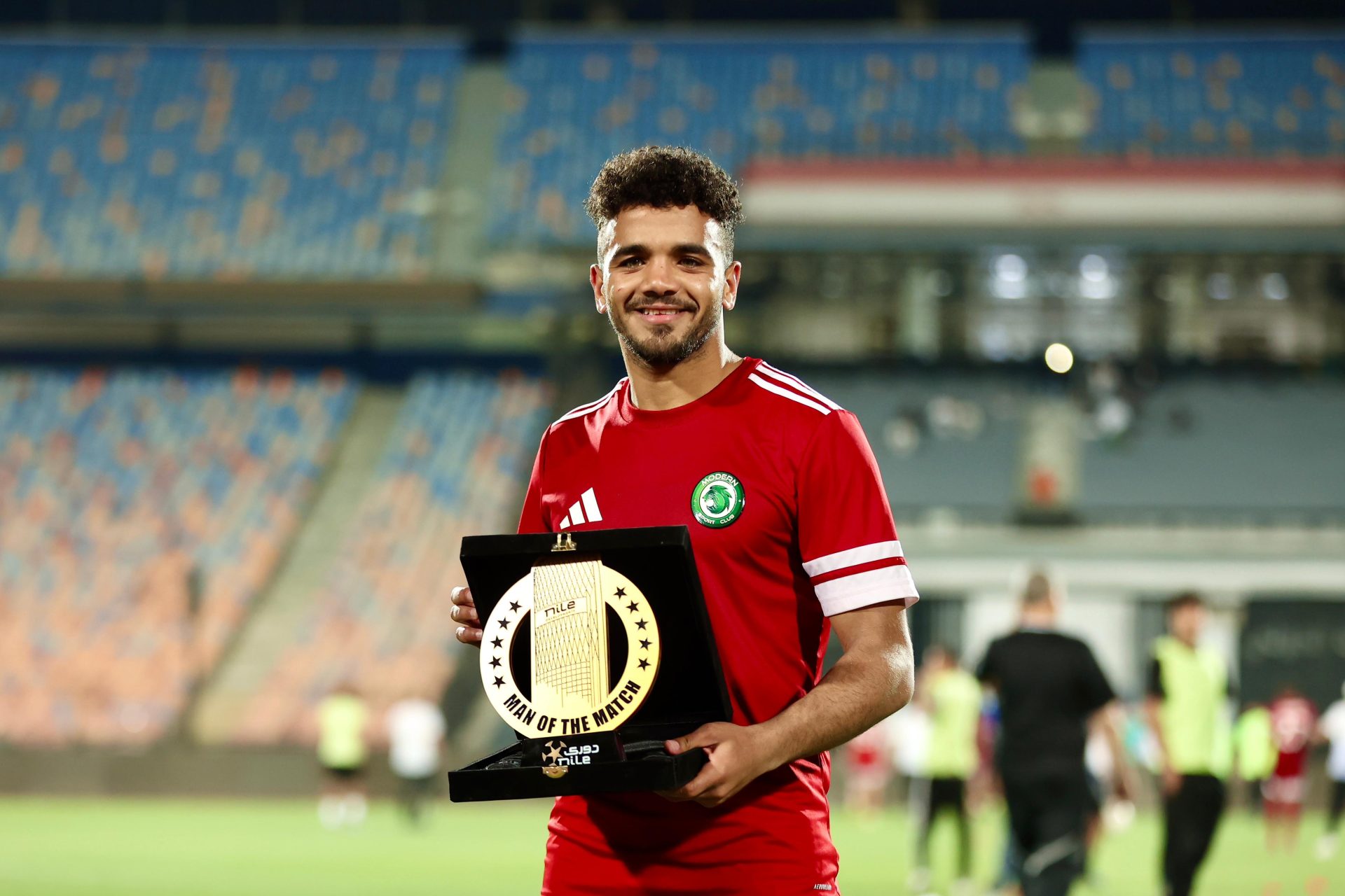 رشاد المتولي يتوج بجائزة رجل مباراة مودرن سبورت وغزل المحلة