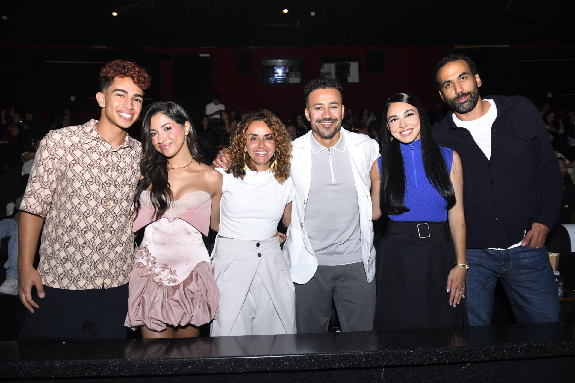 نجوم وصناع فيلم إذما يحتفلون بالعرض الخاص له