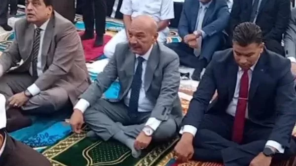 محافظ السويس يؤدي صلاة العيد
