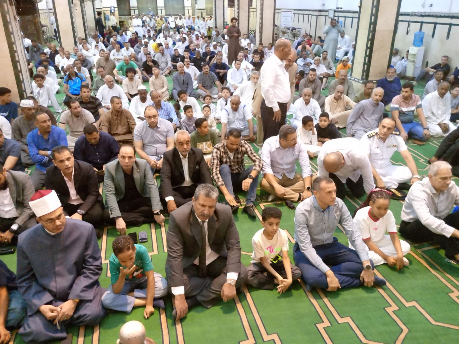 محافظ أسوان يؤدي صلاة عيد الأضحى المبارك