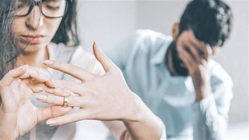 موظفة تطلب الطلاق