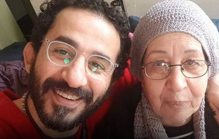 الفنان احمد حلمي ووالدته