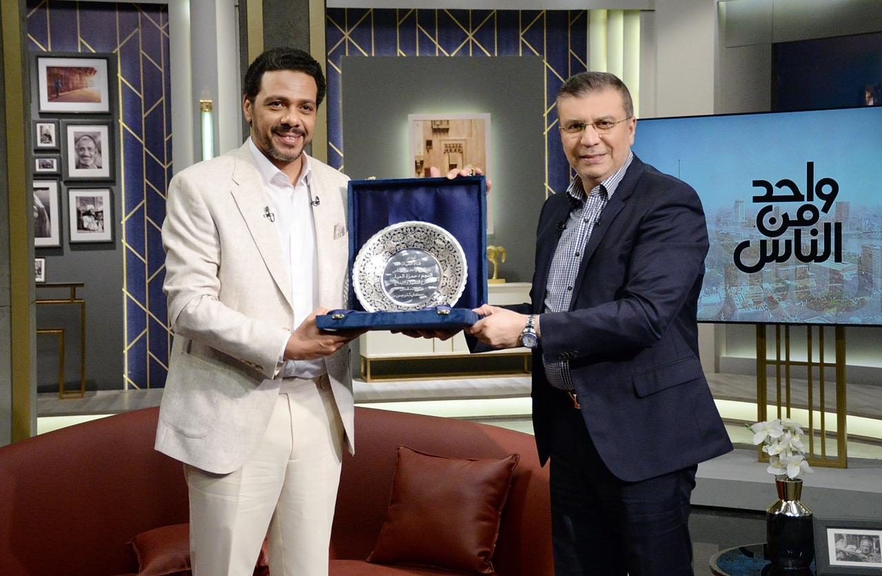 بعد تألقه في رمضان.. عمرو الليثي يكرم حمزة العيلي في برنامج واحد من الناس