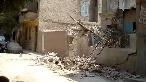 انهيار أجزاء داخلية بأحد المنازل القديمة