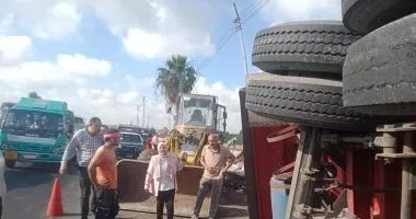 رفع سيارة نقل محملة بالبنجر بالطريق الدولي الساحلي