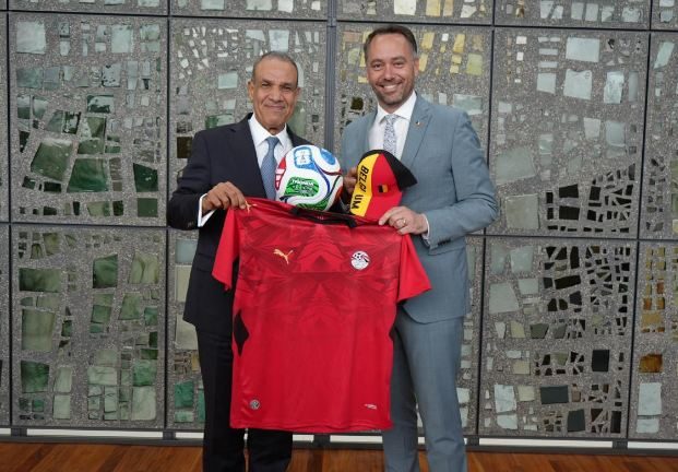 وزير الخارجية يهدي نظيره البلجيكي قميص منتخب مصر ويلتقطان صورة تذكارية