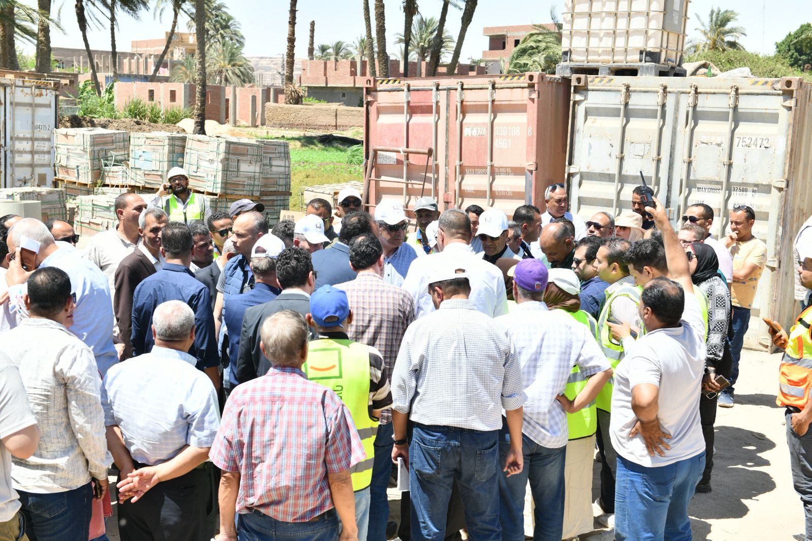 من أسيوط.. وزير الإنتاج الحربي يتابع مشروعات "حياة كريمة" ويشدد: لا تأخير في خدمات ينتظرها المواطنون