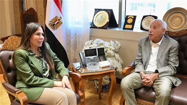 وزير الإسكان و الكابتن حسين لبيب