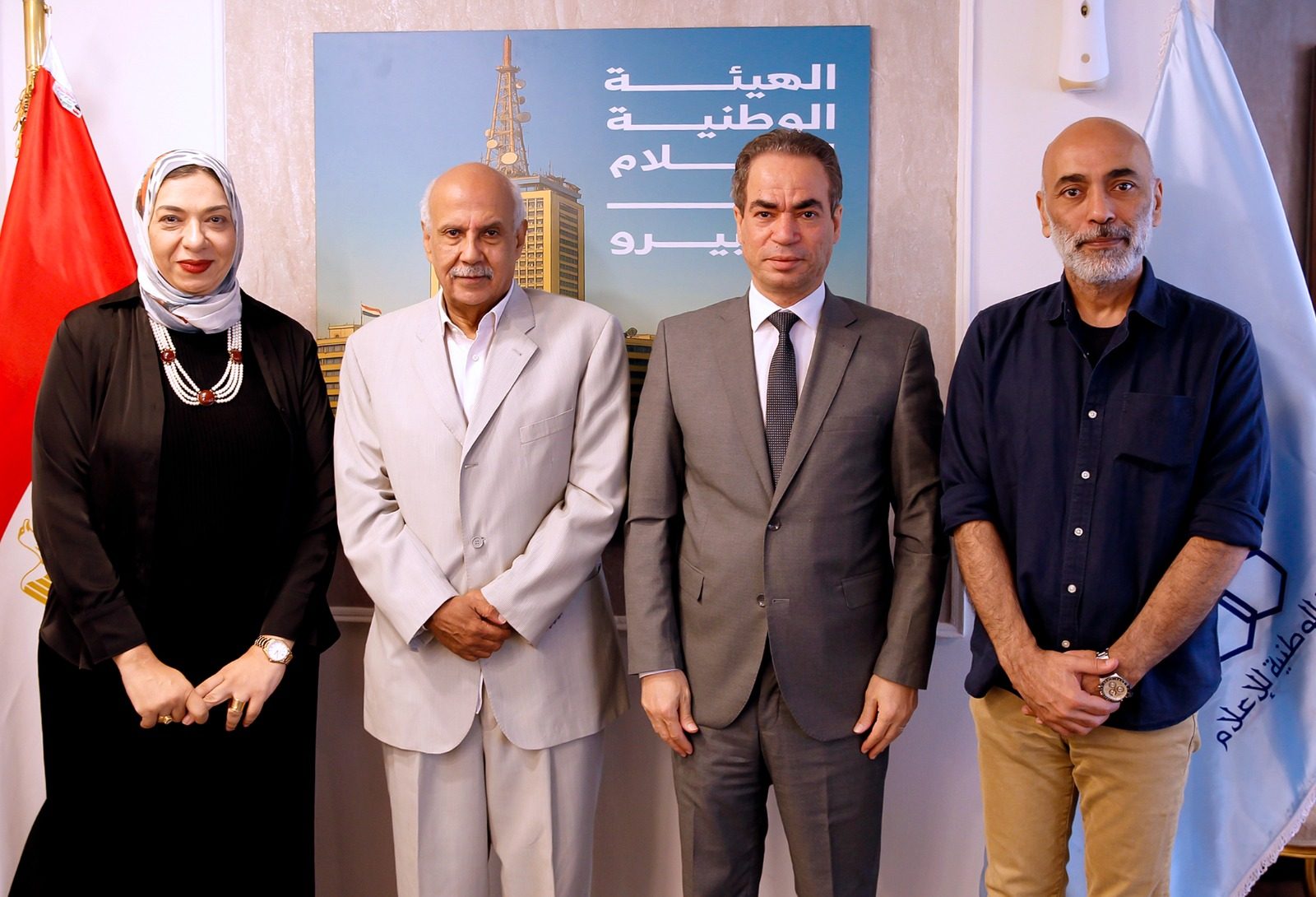 بعد تصويرها .. الشاعر الكبير جمال بخيت يهدي ماسبيرو نسخة من حلقات أشعاره للبث التليفزيوني