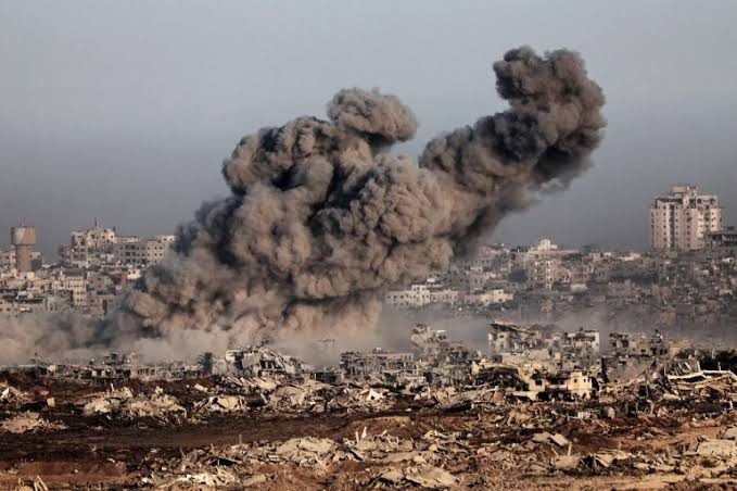 14 شهيدًا بقطاع غزة والاحتلال ينسف مربعات سكنية بخان يونس
