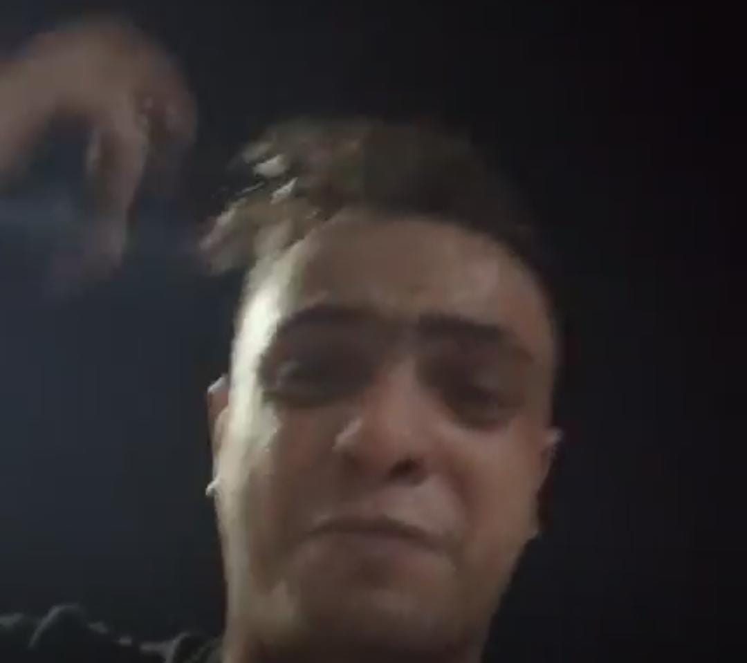 أحد أقاربه وهو يستغيث
