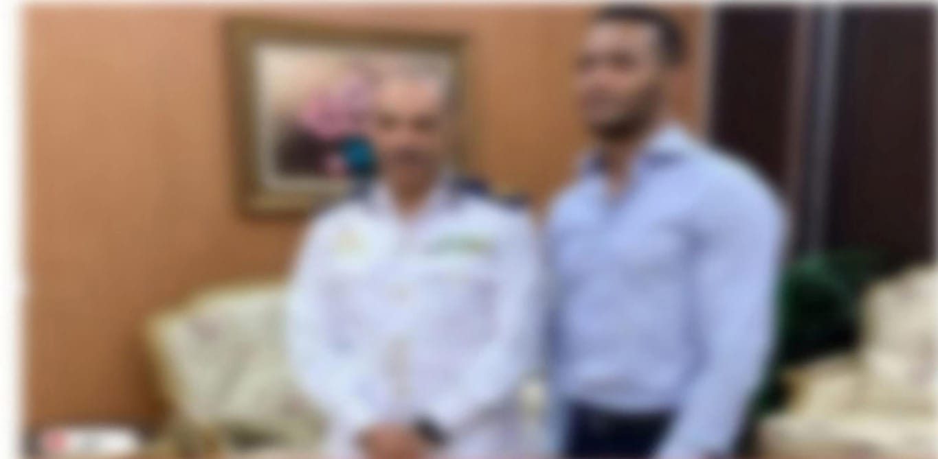 محمد رمضان مع ضابط شرطة