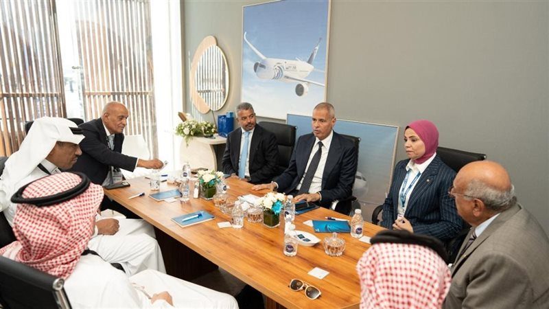 خلال الاجتماع