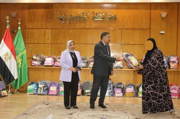 محافظة القليوبية: تسليم 400 شنطة مدرسية ومستلزمات دراسية لـ100 أسرة من الأولى بالرعاية