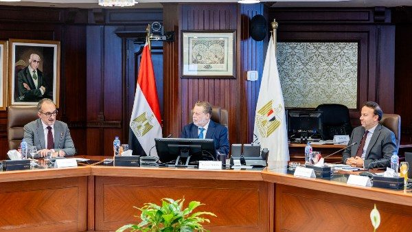 خلال الاجتماع