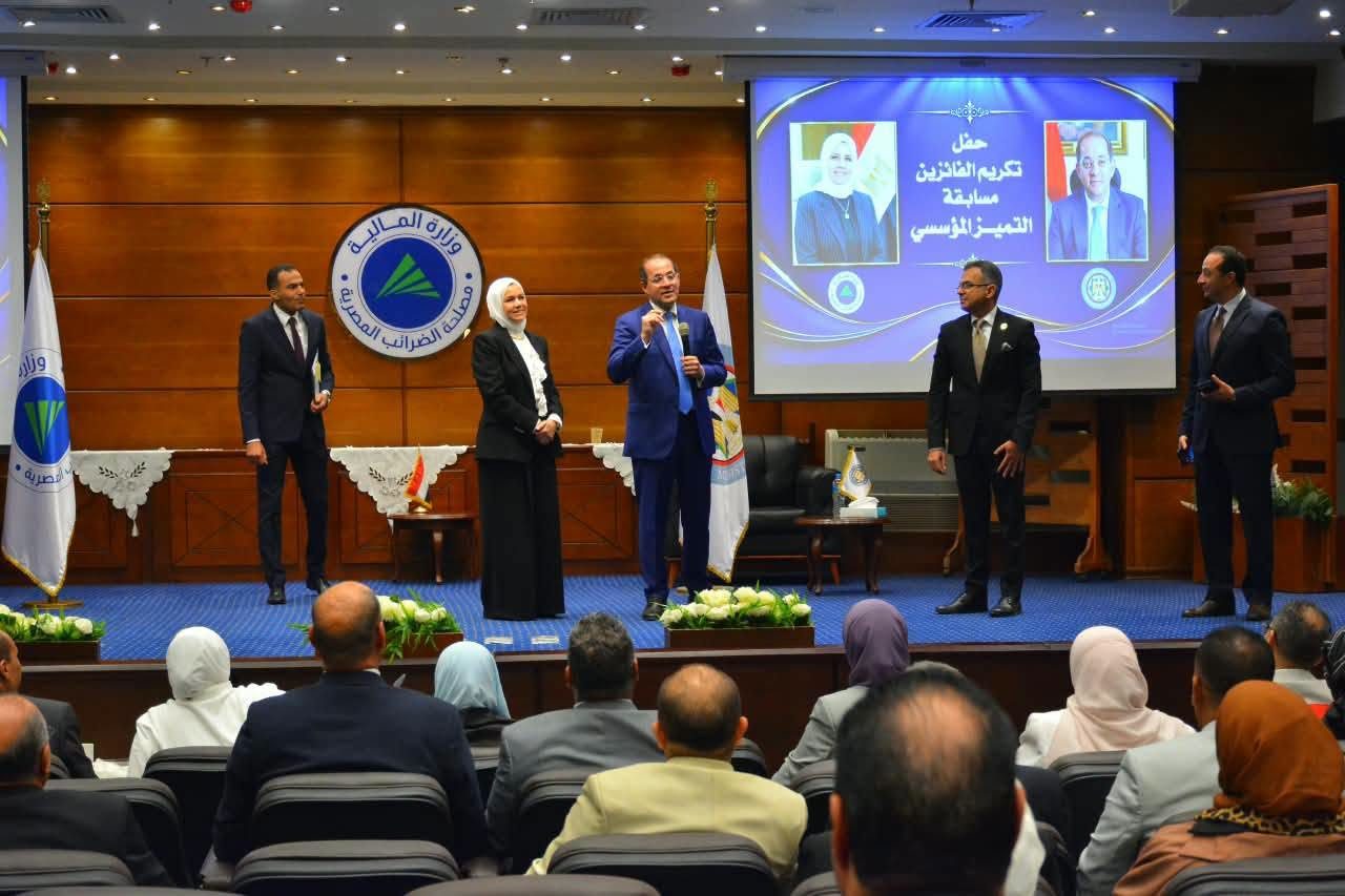 لأول مرة.. وزير المالية يكرم الموظفين الفائزين بجوائز التميز المؤسسى بمصلحة الضرائب