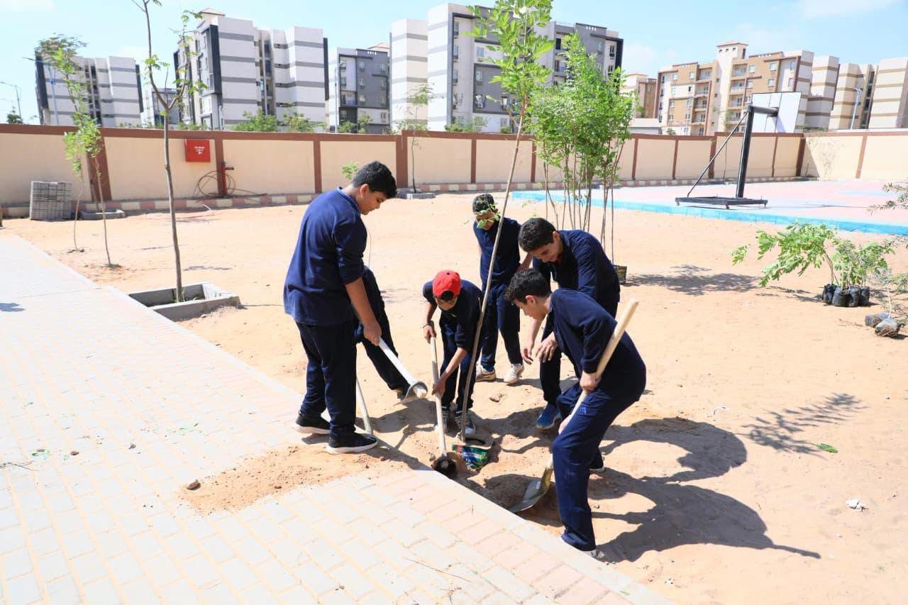 ضمن المبادرة الرئاسية لزراعة 100 مليون شجرة.. دعم مدرسة الكرنك بمدينة بدر بالقاهرة بـ150 شجرة