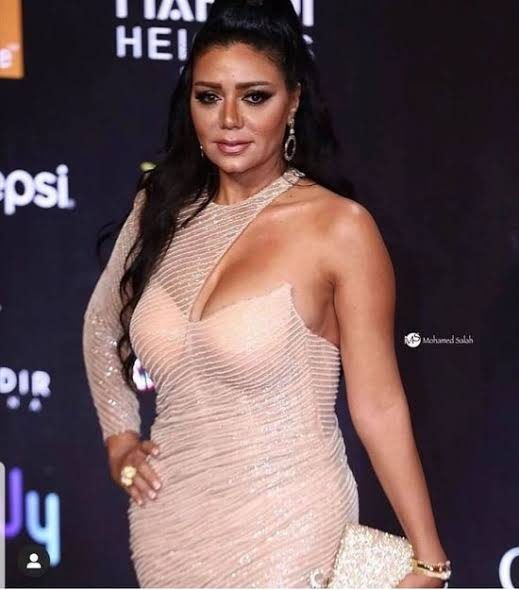 «بعيدًا عن الفن».. رانيا يوسف تفجر مفاجأة بشأن مشروعها الجديد