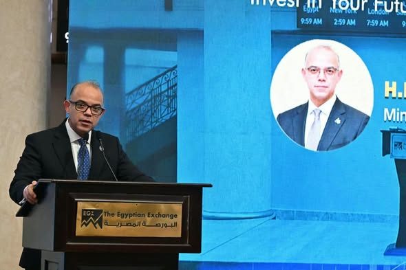 وزير الاستثمار والتجارة الخارجية يفتتح جلسة التداول بالبورصة المصرية احتفالا بالأسبوع العالمي للمستثمر