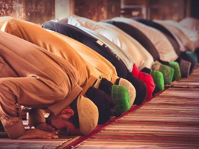 هل يأثم من تذكر صلاة العصر بعد أذان المغرب؟.. الدكتور محمود شلبي يجيب
