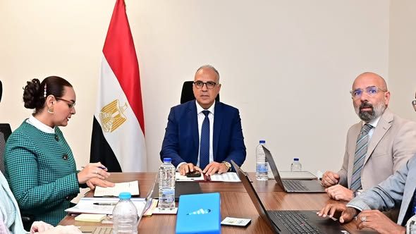 وزير الري: بحث الاستفادة الاقتصادية من الأملاح والمعادن والطحالب والروبيان الملحي الناتج عن عمليات التحلية