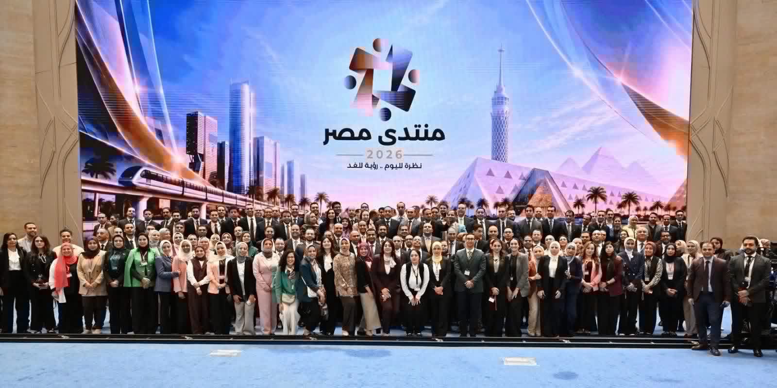رئيس الوزراء يتوجه بالشكر لفرق العمل المنظمة لـ "منتدى مصر 2026" ويلتقط صورة تذكارية معهم