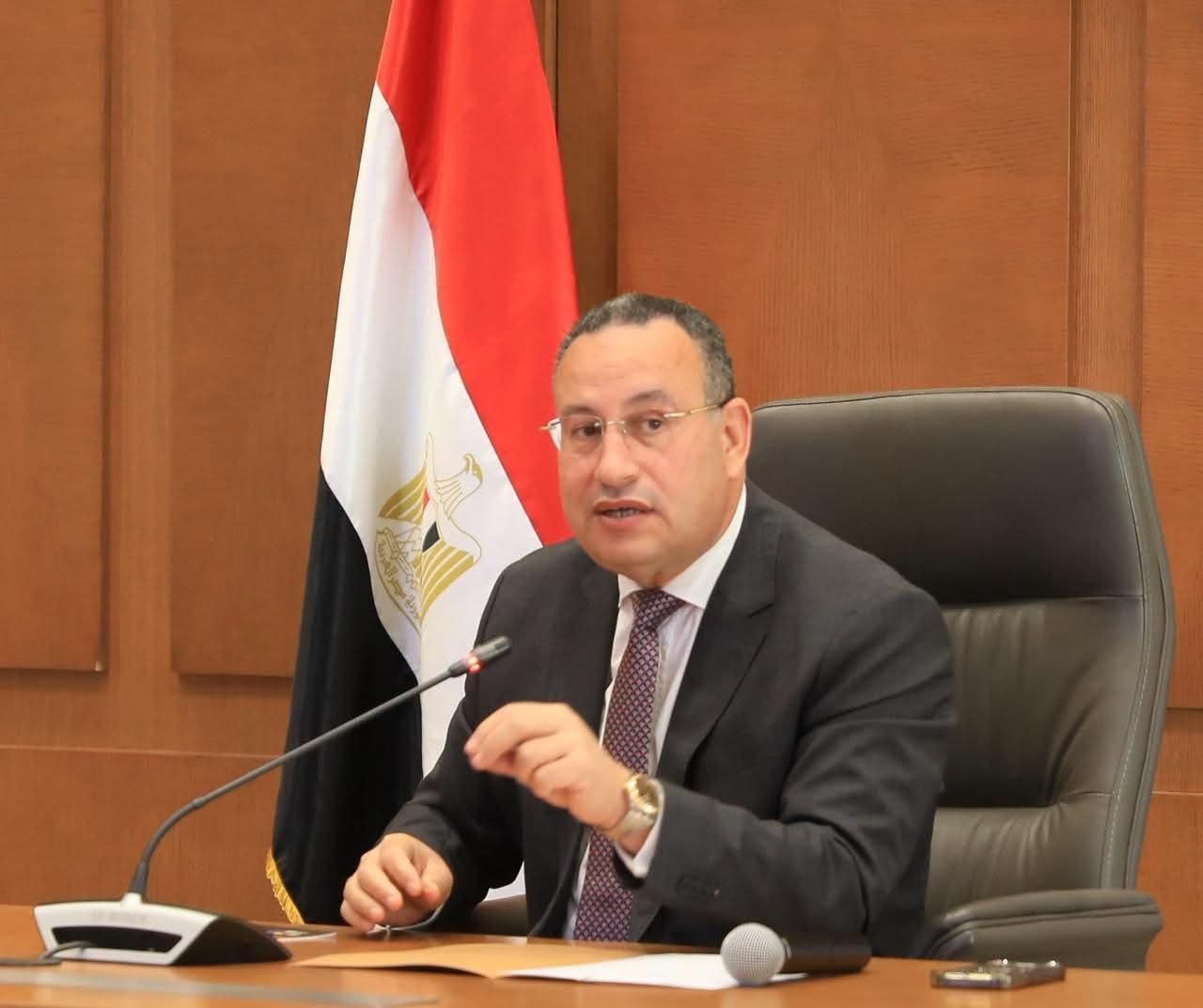 وزير التعليم العالي يتابع الحالة الصحية للطلاب المصابين في حادث تصادم أتوبيس وسيارة نقل ببني سويف